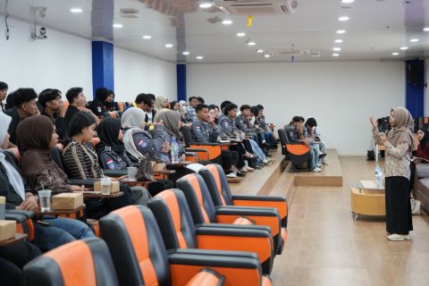 Anggota Bawaslu Kepri Dr. Maryamah menyampaikan materi kepada peserta Kelas Politik 18 April 2026