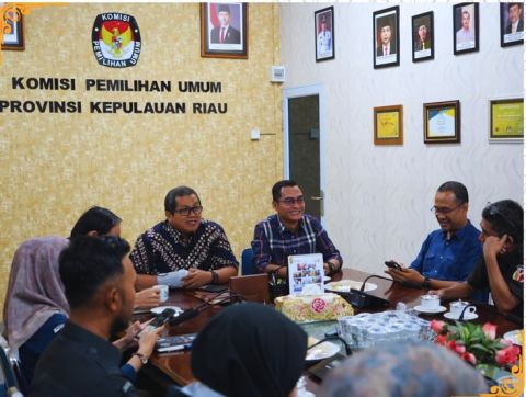 Anggota Bawaslu Provinsi Kepulauan Riau Febriadinata, ST bersama ketua KPU Kepri Indrawan Susilo Prabowoadi dan anggota KPU Kepri Priyo Handoko dalam Kegiatan Koordinasi Pemutakhiran data Partai politik Berkelanjutan diKantor KPU.