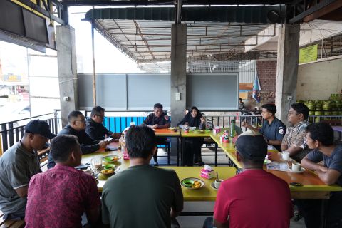 Anggota Bawaslu Provinsi Kepulauan Riau, Rosnawati di dampingi Kepala Bagian p3sph, Takwin Saleh dalam kegiatan NgopiMas ( Ngobrol Pemilu Bersama Masyarakat) bersama Driver Maxim Kota Tanjungpinang di kedai Kopi Young Bengkalis.