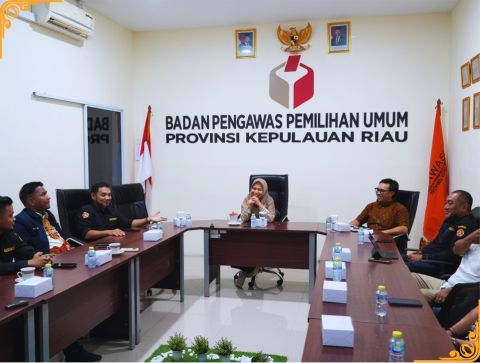 Anggota Bawaslu, Maryamah di dampingi Kepala Bagian Pengawasan & Humas, Ridwan bersama ketua dan anggota Karang Taruna Provinsi Kepri pertemuan dalam rangka konsolidasi demokrasi