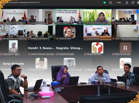 Ketua Bawaslu kepri, Zulhadril Putra dan anggota Rosnawati memberikan sambutan dan pengarahan dalam kegiatan Klinik Penanganan Pelanggaran seri 3 kepada peserta melalui zoom meeting.