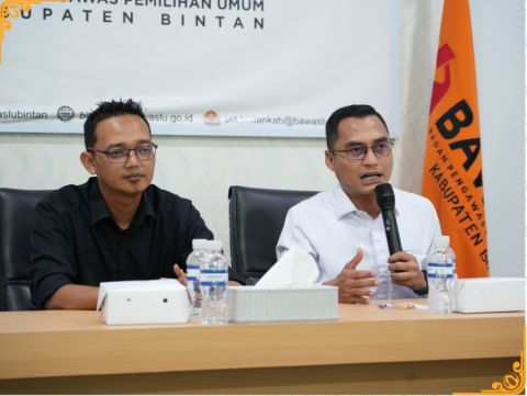 Febriadinata, menjadi narasumber dalam kegiatan bertajuk “Mitigasi Pelanggaran Administrasi Pemutakhiran Data Partai Politik Berkelanjutan dan Pemahaman Tata Cara Sengketa Proses Pemilu” yang diselenggarakan oleh Bawaslu Kabupaten Bintan di Ruang Rapat Sekretariat Bawaslu Kabupaten Bintan