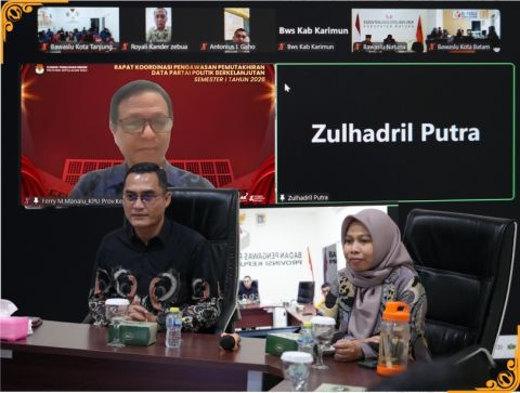 Anggota Bawaslu Provinsi Kepulauan Febriadinata di dampingi Maryamah pada kegiatan Rakor Pengawasan Data Partai Politik Berkelanjutan,dan sambutan yang disampai ketua bawalsu kepri melalui zoom meeting 