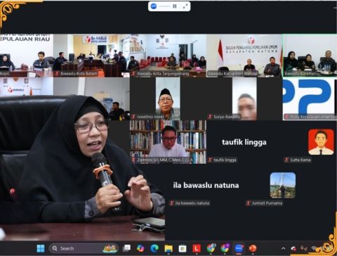 Anggota Bawaslu Provinsi Kepulauan Riau, Rosnawati sedang memberikan arahan kepada peserta kegiatan Klinik Penanganan Pelanggaran Bawaslu Kabupaten/kota melalui zoom meeting 