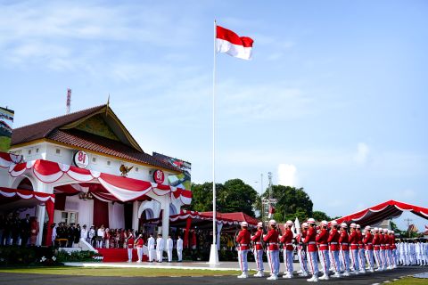 Ketua Bawaslu Provinsi Kepulauan Riau, Zulhadril Putra, menghadiri Upacara Peringatan Hari Ulang Tahun (HUT) ke-81 Kemerdekaan Republik Indonesia tingkat Provinsi Kepulauan Riau, Senin (17/8/2026).