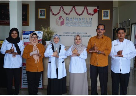 Foto bersama Kwartir Daerah (Kwarda) Gerakan Pramuka Kepulauan Riau saat melakukan verifikasi data dan kelengkapan administrasi di sejumlah satuan kerja Bawaslu di Provinsi Kepulauan Riau.