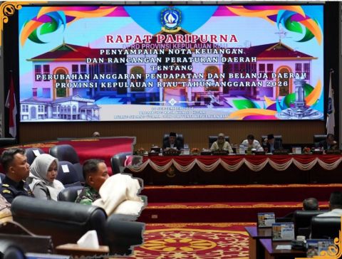 Anggota Badan Pengawas Pemilihan Umum (Bawaslu) Provinsi Kepulauan Riau (Kepri), Maryamah, menghadiri Sidang Paripurna Dewan Perwakilan Rakyat Daerah (DPRD) Provinsi Kepulauan Riau di Ruang Sidang Utama, Balairung Raja Khalid Hitam, Selasa, 22 September 2026.
