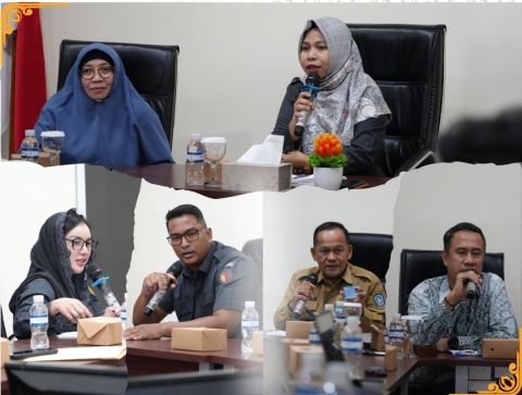 Anggota Bawaslu kepri Maryamah di dampingi Rosnawati saat pembukaan kegiatan Evaluasi Pelaksanaan Pengawasan Pemutakhiran Data Pemilih Berkelanjutan (PDPB), Senin (19/10/2026) bersama Narasumber dari Dukcapil Provinsi Kepri, Abbas dan anggota KPU Kepri Priyo Handoko.