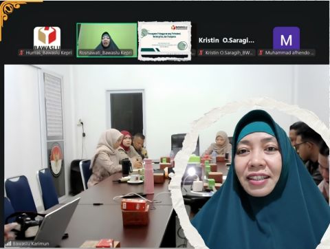 Dr. Rosnawati, M.A., dalam pemaparan materi bertajuk “Penanganan Pelanggaran yang Profesional, Berintegritas, dan Transparan” di Karimun, Kamis (22/10/2026)