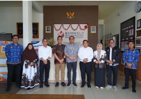 Foto bersama komisoner dan Kepala Biro Pengawasan Bawaslu RI, Drs. Eliazer Barus, M.Si.dan inspektur wilayah Bawaslu RI  saat bekunjung ke Bawaslu Provinsi Kepulauan Riau, Kamis (1/10/2026).