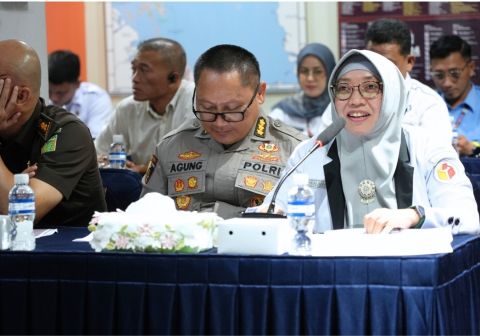 Anggota Bawaslu Kepri, Rosnawati saat memberikan masukan dalam Forum Konsultasi Publik (FKP) Penyusunan Standar Pelayanan Publik KPU Provinsi Kepulauan Riau Tahun 2026 di Kantor KPU Provinsi Kepulauan Riau, Rabu (7/10/2026).