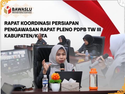 Anggota Bawaslu Provinsi Kepulauan Riau, Dr. Maryama, M.Pd.I dalam sedang memberikan pengaran pada Rapat Koordinasi Persiapan Pengawasan Rapat Pleno Rekapitulasi Pemutakhiran Data Pemilih Berkelanjutan (PDPB) Triwulan III Tahun 2026 Tingkat Kabupaten/Kota yang dilaksanakan secara daring, Senin (28/9/2026).