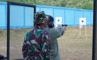 Wujud Sinergi Antara TNI & Lembaga Pemerintah, Ketua Bawaslu Kepri Hadiri Kegiatan Menembak TNI AU