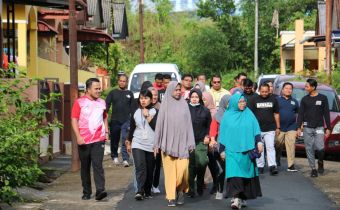 Jalan Sehat dan Membangun Kesadaran Menjaga Kebersihan Lingkungan Lewat Gotong Royong