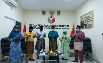 Bawaslu Kepri Lakukan Pembagian Sembako Dalam Rangka Menyambut HUT Bawaslu ke -12