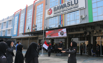 Peringati Hari Pahlawan, Bawaslu Kepri Gelar Upacara