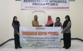Penyerahan Bantuan Untuk Korban Bencana Alam Tanah Longsor Serasan Wujud Bawaslu Kepri Peduli