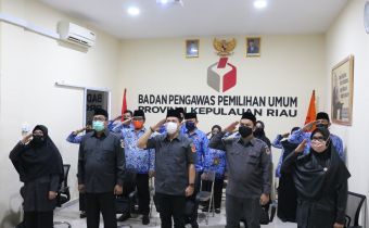 Peringati HUT RI di Tengah Pandemi, Bawaslu Kepri Ikuti Upacara Secara Daring