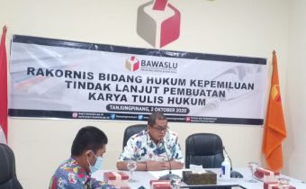 Realisasi Pembuatan Buku, Bawaslu Kepri Review Karya Tulis Bawaslu Kabupaten/Kota