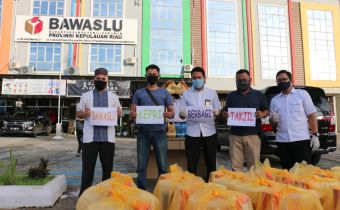 Bawaslu Kepri Berbagi Takjil Menjelang Buka Puasa