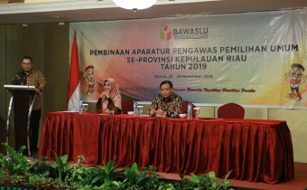 Abhan Memberikan Pengarahan Dalam Rakernis Pembinaan Aparatur Pengawas Pemilu Se-Kepri