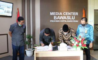 Penandatanganan PKS Antara Bawaslu Kepri dengan UMRAH