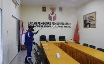 Cegah Covid-19, Bawaslu Provinsi Kepri Lakukan Penyemprotan Disinfektan