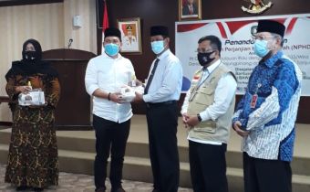 Penyerahan Bantuan APD ke KPU & Bawaslu Kepri