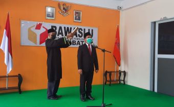 BAWASLU RI LANTIK PENGGANTI ANTAR WAKTU BAWASLU KOTA BATAM