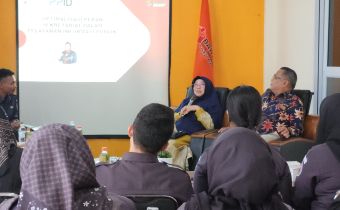 Anggota Bawaslu Kepri Sampaikan Materi Peningkatan Pelayanan Informasi Publik di Bawaslu Kota Batam