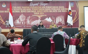 Anggota Bawaslu Kepri menjadi Narasumber dalam Rapat Kerja Evaluasi, Diselenggarakan KPU Prov Kepri