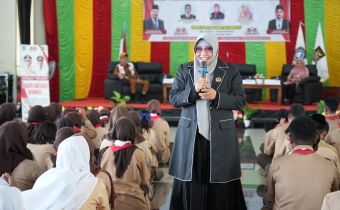 Pendidikan Politik Sejak Dini, Anggota Bawaslu Kepri Rosnawati Edukasi Pemilih Pemula di SMA N 2 Tanjungpinang dalam Kegiatan Kesbangpol Masuk Sekolah 2026 Seri Ke 13