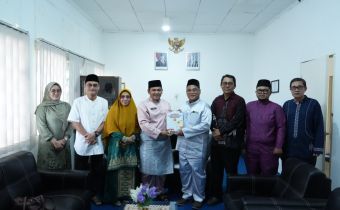 enyerahakan Laporan Informasi publik tahun 2025 kepada ketua Komisi informasi Kepri Arison ( Tengah) Jumat 6 Maret 2026