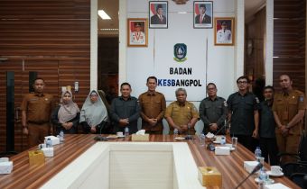 Dokumentasi ketua dan anggota bawaslu kepri berfoto bersama sekretaris kesbangpol provinsi kepri dalam rangka kegiatan Silaturahmi dan koordinasi kelembagaan, Dompak, 14 April 2026.