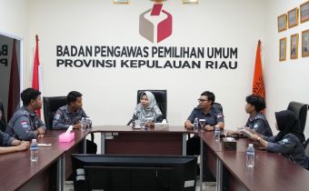 Anggota Bawaslu Provinsi Kepulauan Riau Dr. Maryamah, M.Pd.I bersama Plt Kepala Sekrtariat Ridwan, S.H dalam Pertemuan Audiensi bersama Badan Eksekutif Mahasiswa Fisip Umrah, 14 April 2026