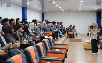 Anggota Bawaslu Kepri Dr. Maryamah menyampaikan materi kepada peserta Kelas Politik 18 April 2026