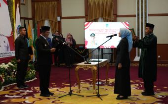 Gubernur Kepri Membacakan naskah pelantikan sekretaris daerah provinsi kepri Misni, SKM.,M.Si di gedung daerah Tanjungpinang 27 April 2026