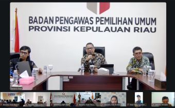 Anggota Bawaslu kepri bersama pejabat struktural bawaslu kepri menyampaikan arahan melalui zoom meeting dalam kegiatan Rakor divisi SDMO & Diklat bersama Bawaslu Kabupaten/Kota.