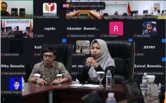 Anggota Bawaslu Provinsi Kepulauan Riau Dr. Maryamah, M.Pd.I memberikan pengarahan kepada perserta Rakor Divisi Pencegahan, Partisipasi Masyarakat Dan Humas melalui zoom meeting, 09 April 2026