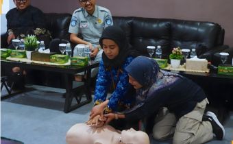 Peserta kegiatan mengikuti praktik Pertolongan Pertama Gawat Darurat (PPGD) bersama narasumber 