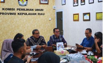 Anggota Bawaslu Provinsi Kepulauan Riau Febriadinata, ST bersama ketua KPU Kepri Indrawan Susilo Prabowoadi dan anggota KPU Kepri Priyo Handoko dalam Kegiatan Koordinasi Pemutakhiran data Partai politik Berkelanjutan diKantor KPU.