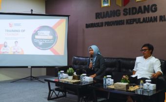 Anggota Bawaslu Kepri Dr, Maryamah, M.Pd.I mejadi narasumber Training of Trainers (ToT) di dampingi kabag p2h Ridwan, Ruang Rapat Knator Bawaslu Kepri