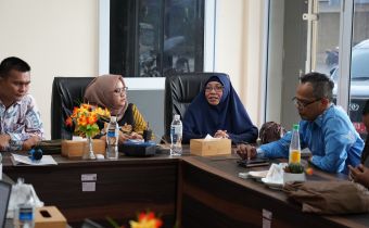 Anggota Bawaslu Kepri, Rosnawati bersama Komsioner Bawaslu kota Batam dalam kegiatan monev divisi penanganan pelanggaran dan Pengelolaan data.