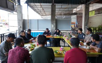 Anggota Bawaslu Provinsi Kepulauan Riau, Rosnawati di dampingi Kepala Bagian p3sph, Takwin Saleh dalam kegiatan NgopiMas ( Ngobrol Pemilu Bersama Masyarakat) bersama Driver Maxim Kota Tanjungpinang di kedai Kopi Young Bengkalis.