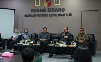 Deputi Bidang Administrasi Bawaslu RI, La Bayoni di menyampaikan arahan dalam rangka kegiatan penyerahan pelaksana tugas kepala sekretariat Bawaslu Kepri ibu Noeroel Fitriani, bersama ketua dan anggota Bawaslu Kepri.