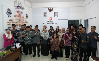 Anggota Bawaslu Kepri, Maryamah berFoto bersama ketua dan anggota bawaslu kota Tanjungpinang dan peserta kegiatan Pendidikan Pengawasan Partisipatif (P2P)