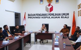Anggota Bawaslu, Maryamah di dampingi Kepala Bagian Pengawasan & Humas, Ridwan bersama ketua dan anggota Karang Taruna Provinsi Kepri pertemuan dalam rangka konsolidasi demokrasi
