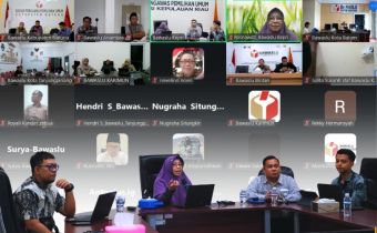 Ketua Bawaslu kepri, Zulhadril Putra dan anggota Rosnawati memberikan sambutan dan pengarahan dalam kegiatan Klinik Penanganan Pelanggaran seri 3 kepada peserta melalui zoom meeting.