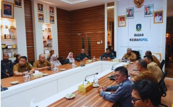 Ketua Bawaslu Provinsi Kepulauan Riau Zulhadril Putra bersama Anggota Febriadinata, Rosnawati dan Maryamah dalam kegiatan Pembahasan MoU bersama Kesbangpol Provinsi Kepri
