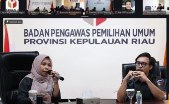 Anggota Bawaslu Provinsi Kepulauan Riau, Maryamah bersama Kabag Pengawasan Parmas dan Humas, Ridwan memberikan pengarahan dalam kegiatan rapat koordinasi divisi p2h se kepulauan riau